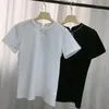 T-shirt da donna Misto lana da donna Marchio di alta qualità di lusso Top 2023 Estate Nuova perla Bowknot Collana di perline O-Collo Nero Bianco T-shirt a maniche corte Abbigliamento casual