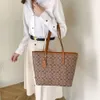 Shop Factory Wholesale Large Capacity Fashionable Handbag for Women 2024 Ny high-end tryckt axelväska Mångsidig tote