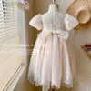 Flickans klänningar Ny festklänning Summer Elegant Princess Dress Beige Mesh Dress 1-10 Years Kids Skicka Bow Hair Clip Party Clothes LDD240313