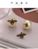 Pendientes retro de perlas de abeja para mujer, un par de pendientes de temperamento exquisito y de alto sentido.