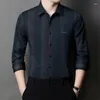 Camicie casual da uomo Camicia ad alta elasticità senza cuciture e non stirabile per maniche lunghe in seta di ghiaccio ricamata a righe verticali