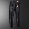 Мужские джинсы дизайнер 2023 Новые темно-синие простые джинсовые брюки с вышивкой осень и зима N5O0