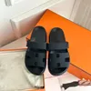 Boyut 35-44 Klasik Summer Summer Sandal Terlik Tasarımcısı Slayt Düz Mule Plaj Havuz Kaydırıcıları Lüks Sandale Seyahat Maddesi Yeni Stil Gündelik Ayakkabı Kadın Erkekler Deri Hediye Kutu