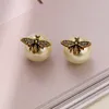 Retro Bee Pearl Oorbellen vrouwelijk, een paar mode-exquise temperament-oorbellen met een hoog gevoel.