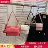 Rabattbutiker Temperament Woven Bag Solid Color Shoulder Ins2024 Womens Summer New Stylish and Minimalist Chain Crossbody Small Square