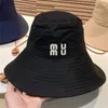 Designer Bucket M Fashion Wide Brim Hats الصيادين مع حزام قبعات غير رسمية 3 ألوان شمس قبعة النساء الشمس في الهواء الطلق في الهواء الطلق