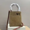 حقيبة شاطئية Womens Crossbody Pags مصمم الأزياء SS24 قياسية Tote Raffia المنسوجة حقائب الصيف السيدات القش قشها