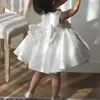 Mädchenkleider Weißes Satin-Blumenkleid für Hochzeit Elfenbein Puffy O-Ausschnitt mit Schleife Kindergeburtstag Prinzessin Erstkommunion Ballkleider