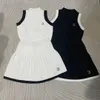 2024 Bahar örgü kadınlar yelek kolsuz üst etekler set lüks tasarımcı mektuplar kontrast renk tees pileli etek kıyafeti zarif gündelik günlük kadın elbise seti