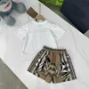 ブランドキッズコートセット秋のベビー服の男の子トラックスーツサイズ100-160 cm子供3ピースジッパーフードジャケットTシャツとショートパンツ