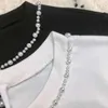 T-shirt da donna Misto lana da donna Marchio di alta qualità di lusso Top 2023 Estate Nuova perla Bowknot Collana di perline O-Collo Nero Bianco T-shirt a maniche corte Abbigliamento casual