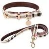 Colliers de chien de créateur de mode Ensembles de laisses en cuir imprimé doux et réglable Ensembles de laisses de collier pour animaux de compagnie classiques pour petits chiens en plein air Dura256e