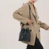 Venta al por mayor de bolsos nuevos de diseñador 50% de descuento en nueva moda Bandolera de un solo hombro y bolso de mano de gran capacidad con correa ancha del mismo estilo para mujer