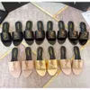 디자이너 샌들 하이 버전 새로운 스타일 플립 플립 여성 착용 평평한 바닥 금속 버클 로우 힐 샌들 ysl