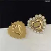 DesignerExquisite Orecchini a bottone a forma di cuore con perle Orecchini con ciondolo di design di lusso per le donne Gioielli da sposa per feste di marca Lady Ear Stud Amore per il cuore {category}