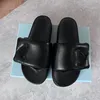 Sandales de luxe Nouveau Triangle Pantoufles Designer Femme Derme doux et confortable Été Talon plat Tongs décontractées Extérieur Piscine Sliders Beach Party chaussures