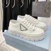 2024 neue Frühlings- und Herbstmode, hochwertige Designer-Schnürsneaker mit rundem Kopf, Canvas-Sneakers, Gabardine-Dreiecksmuster-Plattform-Freizeitschuhe