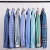 Koszule z długimi rękawami Mężczyźni Slim Fit Formal Plain Shirt Striped Plaid Slingle Pocket Topsitems Ubrania 240229