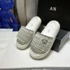 2024 New Style Weave Slippers Channel Sandals Luxury Paille Fashion Summer Noire Blanc Casual Platform Chaussures Femmes Slice Sexy Beach Designer Mule Mule Loafer Sandale Lady