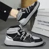 Casual Shoes 2024 High Top Men Sneakers mode Bekväm punkstilkedja skateboard blandade färger plattform