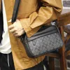 Storefront Nouvelle marque de mode hommes loisirs treillis sac à bandoulière japonais et coréen en cuir sport messager personnalité petit carré