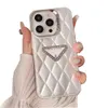 Funda de lujo para iPhone 15 14 Pro Max de cuero, funda de diseño para iPhone Sparkling Diamond 13 Plus 12 11 Pro para mujeres y hombres, excelente agarre a prueba de golpes, cubierta ultra delgada