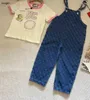 Marka Kids T-Shirt Suit Bebek Takipleri Boyut 100-140 cm Yaz İki Parçalı Set Kızlar Tişört ve Denim Askı Pantolonları 24MAR