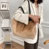 Totes Femmes Sac à bandoulière en peluche Fourre-tout de grande capacité pour l'automne et l'hiver (Camel)