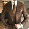 Abiti da uomo Marrone Stripe Uomo Business Risvolto con visiera Slim Prom Terno Masculino Blazer Abbigliamento da sposo Costume Homme 3 pezzi Giacca Pantalone Gilet