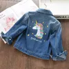 Dziewczęta wiosna jesienna jeansowa płaszcza dzieci kreskówka jednorożenki kurtki wierzchołkowe Dzieci haftowe odzież 2 8 lat 240301