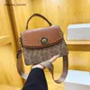 Bolsos elegantes de los mejores diseñadores Camellia Bolso clásico de mano para mujer Nuevo bolso cruzado ligero de lujo con un hombro y remaches Pequeño y simple