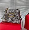Nya lyxiga paljetter Baguette Handväskor Bag Kvinnor Flaff Featured Bag axelväska Magnetisk lås Guld hårdvara äkta läder Kvinnor Handmiddagskoppling plånböcker