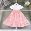 Ny Princess Dress Summer Girls Tracksuits Baby Clothes Storlek 90-150 cm broderad bokstäver Logo Kids T Shirt and Longuette 24mar