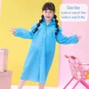 Raincoats 50 pcs EVA Crianças Raincoat Estudante Impermeável Poncho para Menina Menino Transparente RainwearOutdoor Caminhadas Viagem Reutilizável