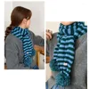 10代の女の子のためのスカーフ縞模様のスカーフ冬のサブカルチャーの学生は、大きなポンとPOを取って買い物をしています