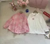 豪華な子供シャツの赤ちゃん秋2ピースセットサイズ110-170 cm女の子のブラウスキッズデザイナー服かわいいピンクのシャツとベースプルオーバー24
