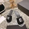 Pantoufles de créateurs Chaussures Femme Lettre - Chaussures Chic et Personnalisées pour un Style Quotidien