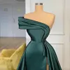 2024 Nouvelles robes de soirée longues en satin vert foncé portent des perles de cristal froncées élégantes fendues sur une épaule robes de soirée formelles femmes robes de bal