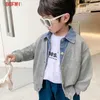 Tシャツの子供用子供服の男の子のコート春秋のジャケットデニムカラーパッチワークトップフェイク2シャツキッズアウター2-9 Y LDD240314