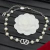 Lyxvarumärkesdesigner hänger kanalhalsband Crystal Pearl Brand Letter Pendants Choker Pendant Halsband Charmkedja av högkvalitativa smycken tillbehör