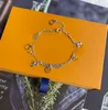 Clássico pequeno flor carta corrente pulseira original designer feminino charme pingentes 18k ouro prata banhado pulseira manguito link corrente pulseira moda jóias com caixa