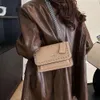 Bolso de diseñador superior para mujer, bolso cuadrado pequeño versátil con remaches a la moda, con textura roja de Internet, bolso de hombro tipo bandolera