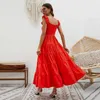 Selbstgesteuertes Shooting eines hoch taillierten, eleganten Sommerkleides für Damen