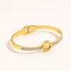 Pulseira de designer letras de luxo ouro pulseira dura jóias pulseira feminina aço inoxidável fivela de ouro masculino 17cm jóias de moda masculina.