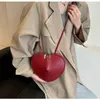 Omuz çantaları niş tasarım bayanlar tatil hediye aşk çantası 2024 kadın tatlı havalı yetişkin kız messenger kırmızı siyah pu kalp