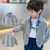 Kinderkleding voor jongensjas lente herfst jas denim kraag patchwork top nep twee shirts kinderen bovenkleding 29 y 240301
