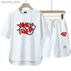 Heren trainingspakken Y2K Xingxin bedrukt heren zomer T-shirt en shorts tweedelige set heren retro casual sportkleding hiphop loszittende sportkleding Q240314