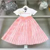 Ny Princess Dress Summer Girls Tracksuits Baby Clothes Storlek 90-150 cm broderad bokstäver Logo Kids T Shirt and Longuette 24mar