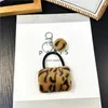 Keychains 100st/mycket Vacker metall leopard tryckväska Keyrings Creative Zinc Alloy for Gift