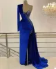 Königsblaues Veet-Meerjungfrauen-Abschlussballkleid, einschultriges, seitliches Split-Perlen-Abendkleid nach Maß, Applikationen, Rüschen, bodenlang, Promi-Partykleid